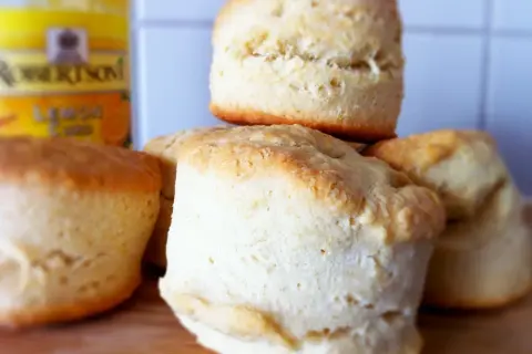 En hög med nybakade engelska scones, redo att serveras med lemon curd.