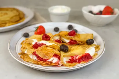 Fyllda pannkakor med bär och grädde. Undrar du hur länge håller pannkakor i kylen? Dessa ser goda ut!