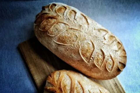 Två vackert snittade surdegsbröd, perfekta att baka glutenfritt.