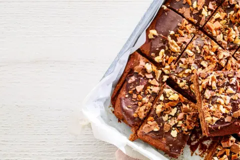 Mumsiga mockarutor i långpanna, toppade med choklad och nötter. Perfekta att bjuda på!