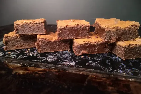 En hög med fudgy brownies, perfekta för ett enkelt brownies recept.