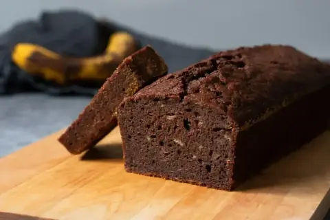 Chokladkaka med banan, perfekt att baka i långpanna. En skiva är redan uppskuren.