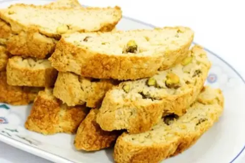 En hög med gyllene skorpor med pistagenötter, perfekta för ditt nästa skorpor recept.