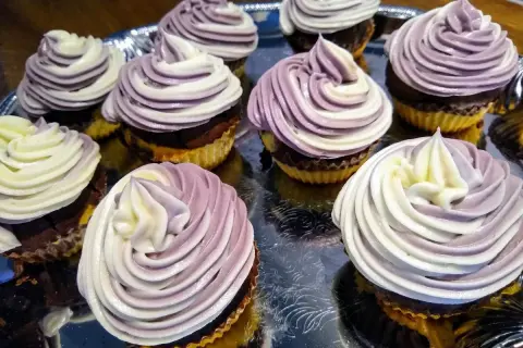Muffins med vackert virvlad frosting i lila och vitt. Ett perfekt frosting recept för att imponera!