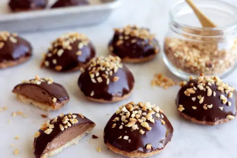 Chokladiga biskvier med nötter, redo att avnjutas. Ett härligt biskvier recept för fika.