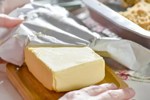 En bit margarin istället för smör vid bakning, redo att användas.