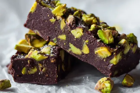 Mörk chokladfudge med pistagenötter, perfekt för ett dubai choklad recept.