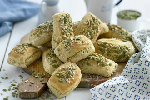 Små, gyllene bröd toppade med pumpa- och solrosfrön. Perfekta att baka och frysa in för senare njutning.
