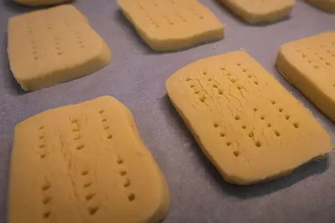 Färdiga bitar för shortbread recept, redo att bakas.