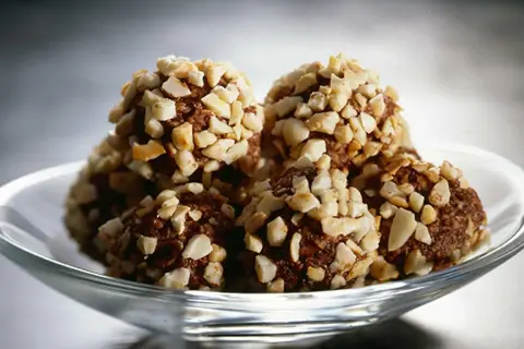 Chokladbollar rullade i hackade nötter, ett enkelt och gott havrebollar recept.