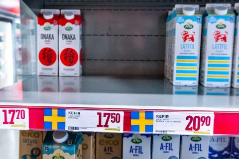 Hylla med mjölkprodukter. Arla Lättfil och Arla Kefir, både naturell och blåbär. Jämförelse mellan filmjölk vs kefir.