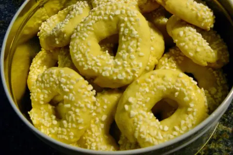 En burk fylld med gyllene kringlor med hjorthornssalt, redo att avnjutas.