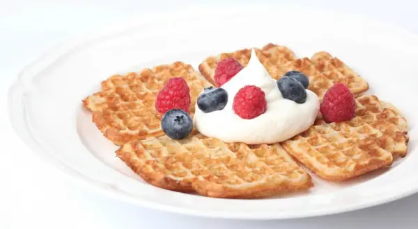 Frasvåfflor med grädde och bär. Ett enkelt recept för en härlig fika.