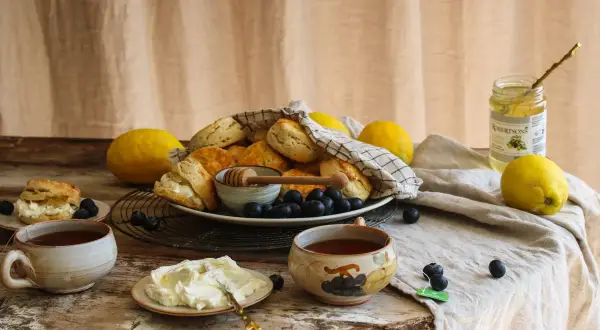 En härlig fika med vaniljscones, grädde, blåbär, citroner och te. En perfekt stund att njuta av.
