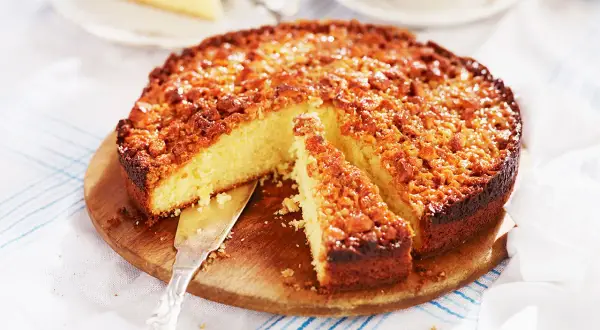En saftig toscakaka med knäckig mandeltop, perfekt för fikastunden. Här är ett enkelt toscakaka recept!
