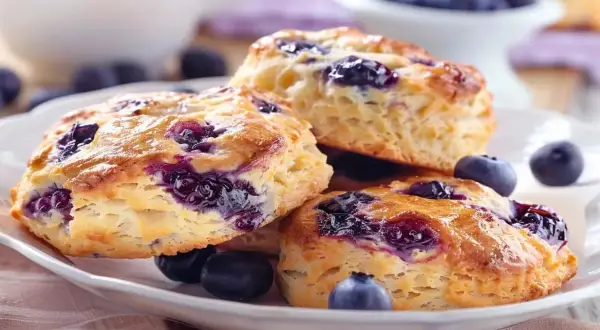 Färska blåbärsscones, perfekta för en mysig fika. En härlig sconesmix som doftar sommar.