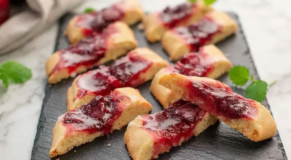 Småkakor med plommonmarmelad, perfekta till fikat. Ett enkelt plommonmarmelad recept att prova.