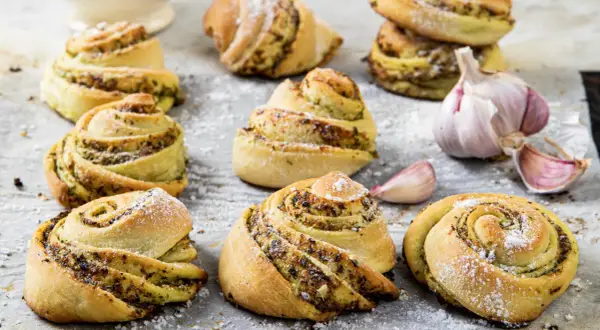 Garlic and herb bread rolls, perfekta bröd till buffé som går att frysa. Enkla att baka och goda att ha till hands.