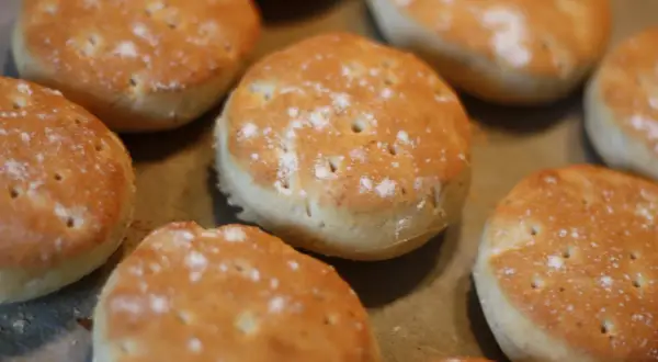Nybakade tekakor, perfekta för frukost eller fika. Ett enkelt tekakor recept att prova!