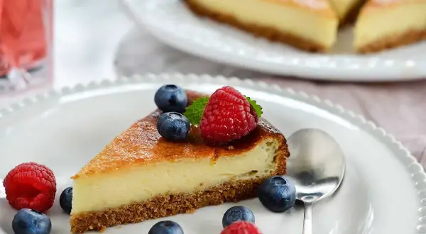 En krämig cheesecake med bär, perfekt för ett enkelt cheesecake recept.