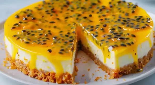En krämig cheesecake med passionsfrukt som toppning, en härlig dessert för alla som älskar passionsfrukt.