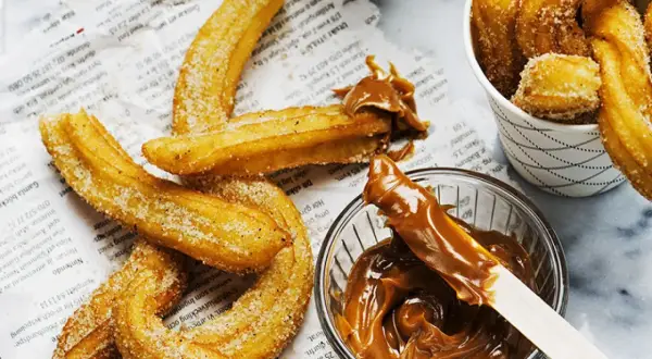 Krispiga churros, sockerströsslade och redo att doppas i kolasås. Ett perfekt churros recept för hemmabruk.
