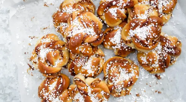 En hög med nybakade kanelbullar, strösslade med pärlsocker. Perfekta att frysa in för senare njutning.