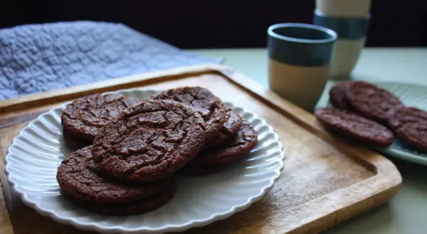 Chokladkakor på en vit tallrik, redo att avnjutas. Perfekt för snabba kakor recept när suget slår till.