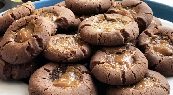 Chokladkakor med kolafyllning, strösslade med flingsalt. Perfekta kakor som går att frysa för senare njutning.