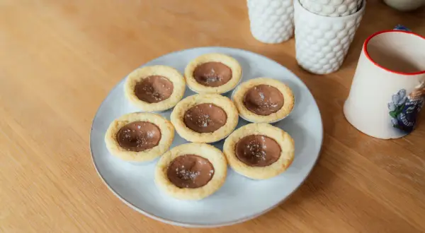 Små, söta dumlekakor recept på en ljusblå tallrik, redo att avnjutas.