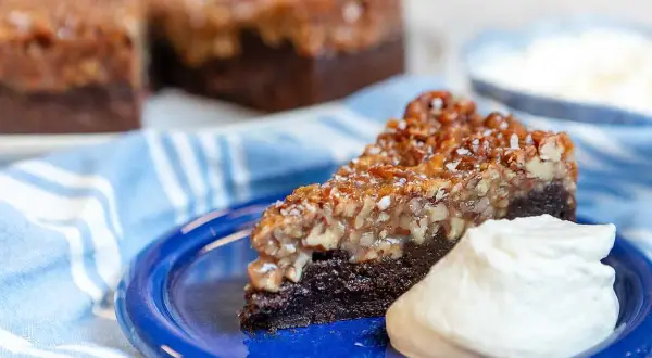 En saftig bit ryttarkaka med nötter och choklad, serverad med vispad grädde. Ett perfekt ryttarkaka recept för fikat.