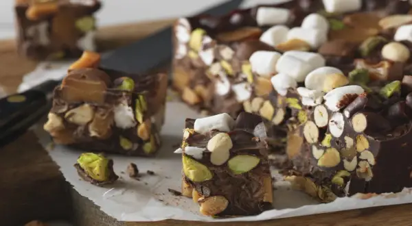 Chokladig rocky road med nötter och marshmallows. En härlig blandning av smaker och texturer.