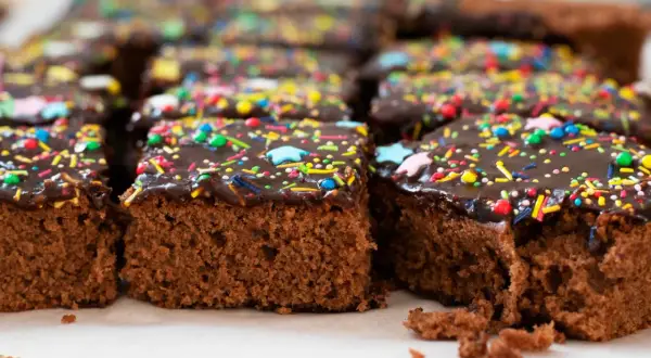 Rader av saftiga mockarutor med chokladglasyr och färgglatt strössel. Perfekt för fikat!