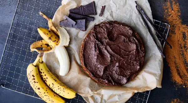 En saftig banankaka med chokladfrosting, bananer, chokladbitar och vaniljstänger. Perfekt för fikat!