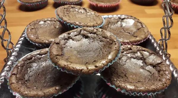 En bricka med sega kladdkakemuffins, redo att avnjutas.