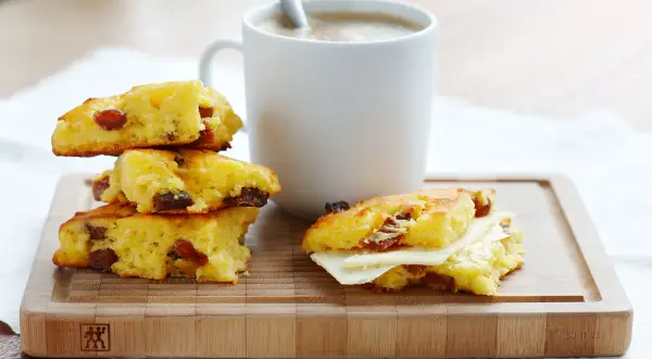 Scones med mjölk och russin, en perfekt fika. En scone är uppdelad och fylld med ost.
