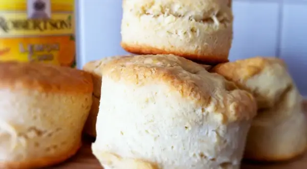 En hög med nybakade engelska scones, redo att serveras med lemon curd.