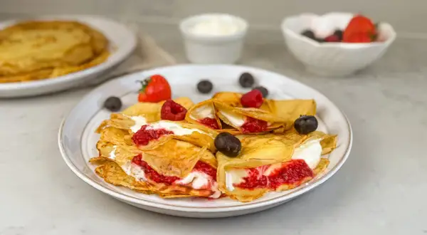 Fyllda pannkakor med bär och grädde. Undrar du hur länge håller pannkakor i kylen? Dessa ser goda ut!