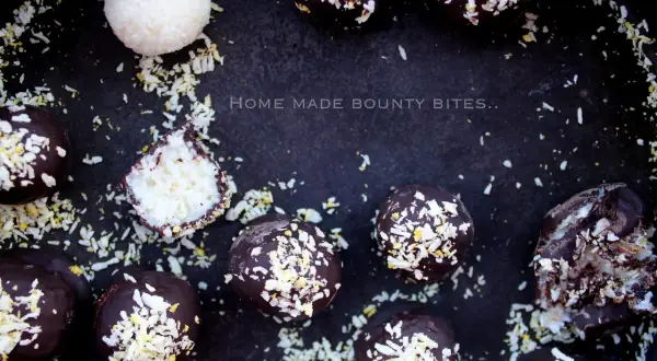 Hemgjorda bounty-bitar med mörk choklad och kokos. En perfekt hemgjord bounty för fikat.