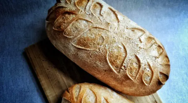 Två vackert snittade surdegsbröd, perfekta att baka glutenfritt.