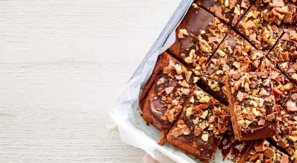 Mumsiga mockarutor i långpanna, toppade med choklad och nötter. Perfekta att bjuda på!