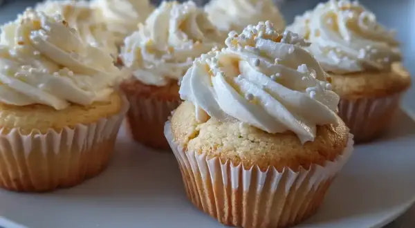 Fluffiga muffins med krämig frosting och strössel. Perfekta muffins med frosting för fikat.