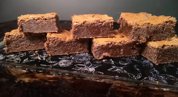 En hög med fudgy brownies, perfekta för ett enkelt brownies recept.