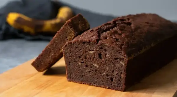 Chokladkaka med banan, perfekt att baka i långpanna. En skiva är redan uppskuren.