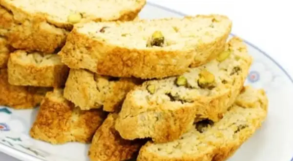 En hög med gyllene skorpor med pistagenötter, perfekta för ditt nästa skorpor recept.