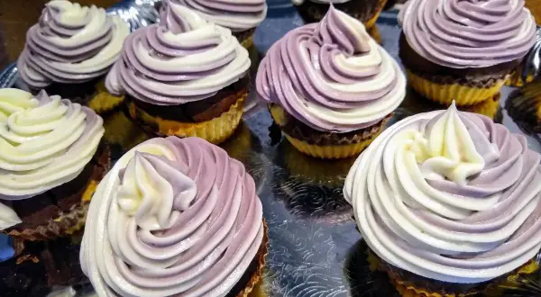 Muffins med vackert virvlad frosting i lila och vitt. Ett perfekt frosting recept för att imponera!