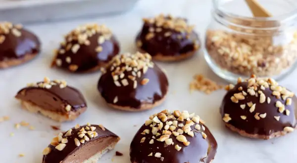 Chokladiga biskvier med nötter, redo att avnjutas. Ett härligt biskvier recept för fika.