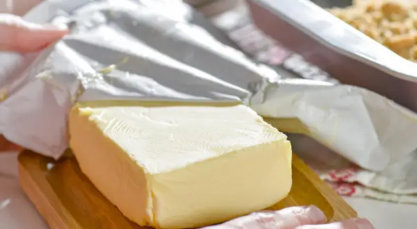 En bit margarin istället för smör vid bakning, redo att användas.