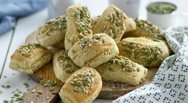 Små, gyllene bröd toppade med pumpa- och solrosfrön. Perfekta att baka och frysa in för senare njutning.