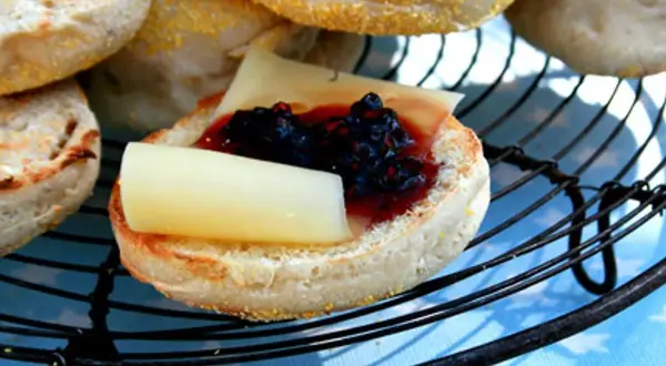 En engelsk muffin med ost och sylt, perfekt för ett snabbt frukostrecept.